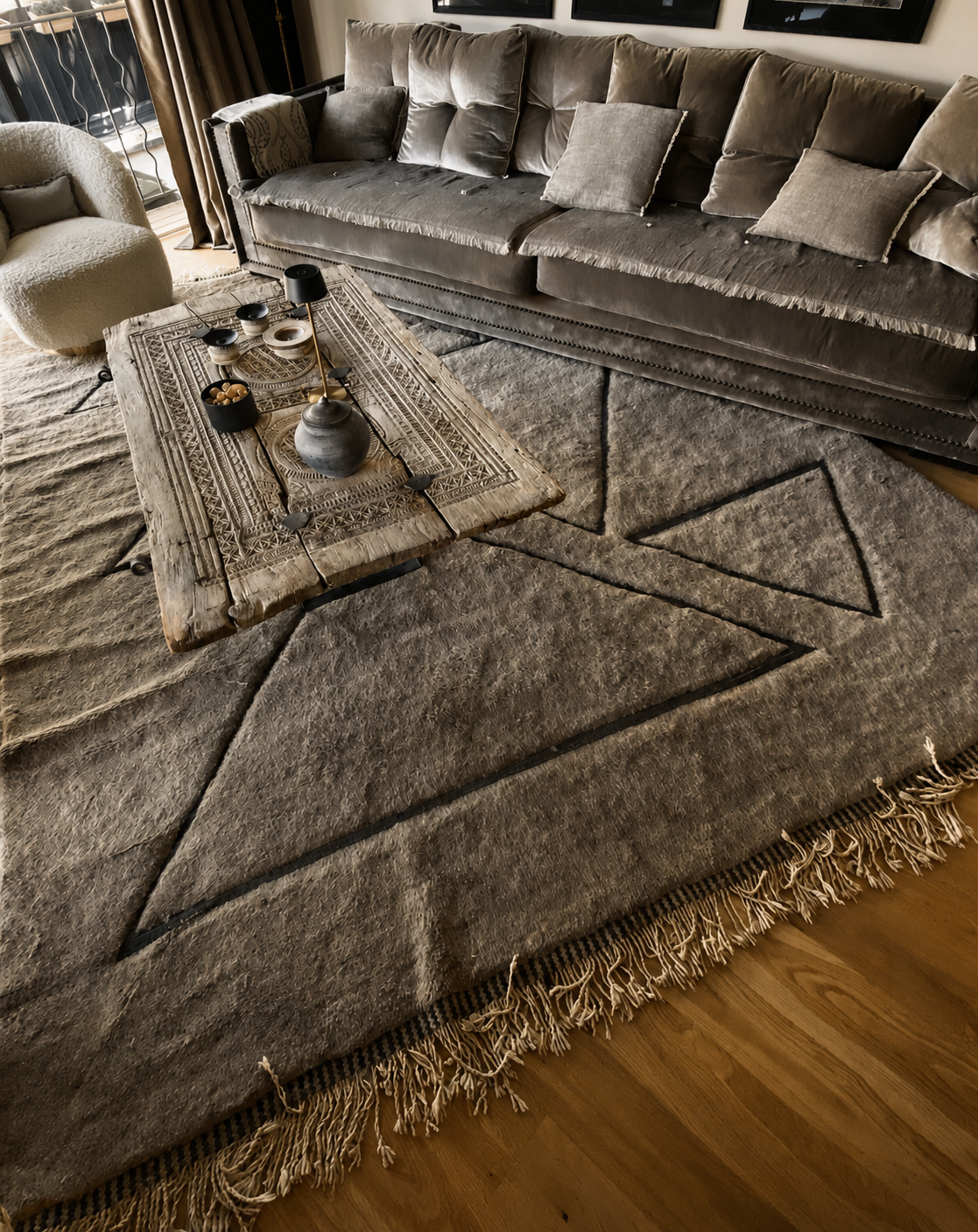 Tapis Beni M'rirt taupe mis en situation dans un salon haut de gamme.